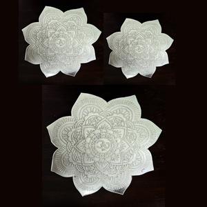 ถาดเหล็กตกแต่งงานฝีมือคุณภาพสูงสำหรับพิธีบูชา ดีไซน์ลายดอกไม้ เคลือบเงิน เหมาะสำหรับเป็นของขวัญในงานพิธีต่างๆ จำหน่ายราคาส่ง - Product Image 1