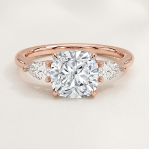 Bague à trois pierres en or jaune avec diamant taille coussin de 3 carats et pierres latérales en forme de poire, bijou de fiançailles classique pour femme, design personnalisé - Product Image 4