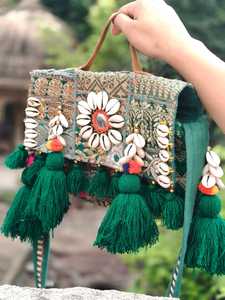 Bolso bandolera estilo boho banjara |   Bolso Artesanal de Patchwork y Conchas de Cauri |   Bolso bandolera hippie bordado |   Festival Étnico Bohemio - Product Image 2