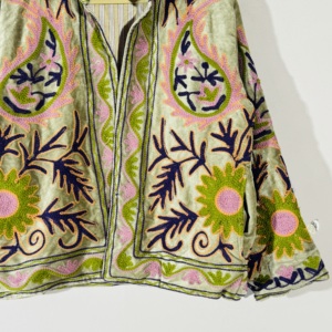 Veste en velours vert sauge Suzani |   Manteau brodé à la main avec des motifs floraux folkloriques |   Vêtements d'extérieur pour festival bohème - Product Image 2
