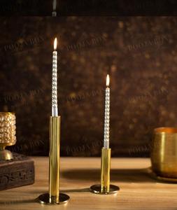 Ensemble de porte-bougies traditionnels en laiton avec bougies torsadées pour la décoration du salon - Product Image 2
