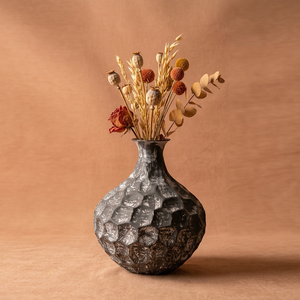 Jarrón de flores oscuro martillado a mano con acabado negro y detalles plateados envejecidos para una decoración elegante del hogar - Product Image 2