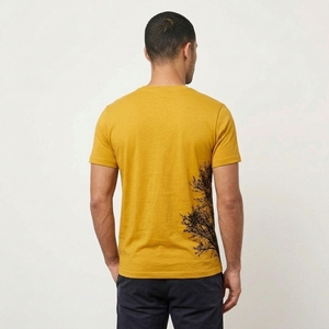 T-shirt graphique jaune moutarde pour hommes avec silhouette d'arbre, imprimé d'oiseaux en vol noir et motifs inspirés de la nature - Product Image 2