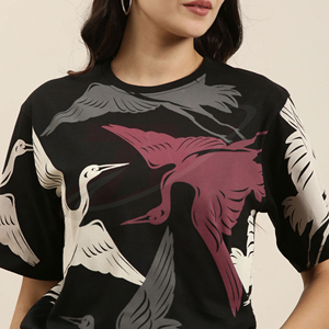 T-shirt noir à col rond pour femme avec imprimé grue rose, blanc et gris, coupe ample, manches courtes, en jersey tricoté, toutes saisons - Product Image 4