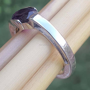 Anillo de Compromiso y Boda Unisex de Plata de Ley 925 con Bisel, Diseño Ovalado Clásico, con Amatista Púrpura Natural y Baño de Oro - Product Image 4