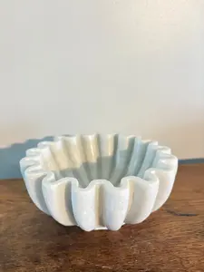 Espacios de hospitalidad de primera calidad: el borde suavemente curvado crea una silueta fluida que realza las mesas de comedor. - Product Image 2