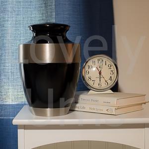 Urna Funeraria Negra Adria con Banda Plateada, Urna para Cenizas de Adultos, Recuerdo Conmemorativo Moderno y Elegante, Accesorios para Entierro - Product Image 3