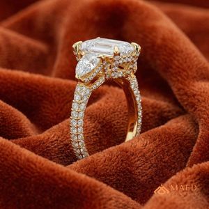 Bague à trois pierres en moissanite pour femme, plaquée or, pour fiançailles, mariage, anniversaire, bijoux élégants pour tous les jours - Product Image 4