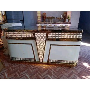 El mostrador cuenta con paneles iluminados, elegantes motivos decorativos y arreglos florales ornamentales. - Product Image 2