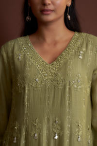Conjunto de Kurta Anarkali bordada en Mul Chanderi color verde oliva, estilo étnico indio para mujer, con pantalón y dupatta. - Product Image 6