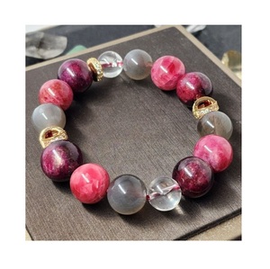 Bracelet en résine artisanal avec des éléments décoratifs modernes, accessoire élégant pour les occasions décontractées et formelles - Product Image 3