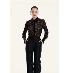 เสื้อผู้หญิงขายดี LUSTROUS VEIL SHIRT ผ้าโพลีเอสเตอร์ 92% ผ้าเรยอน 8% ลายดอกไม้ แต่งลูกไม้ซับในอย่างประณีต เสื้อผู้หญิงและเสื้อเชิ้ต - Product Image 1