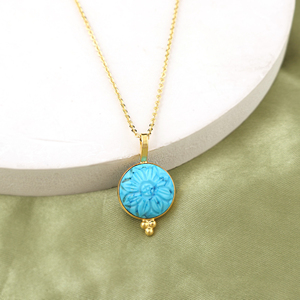 Collar minimalista con dijes de turquesa, cuarzo rosa, ónix negro, piedras preciosas redondas y colgante de flor tallada en oro de 18k. - Product Image 3