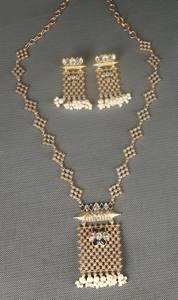 Parure de collier et boucles d'oreilles pendantes pour femme, en laiton plaqué or antique, avec perles Kundan multicolores, motif amoureux, pour mariage, style ethnique traditionnel - Product Image 4