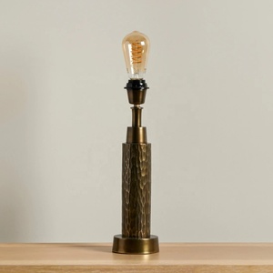 Lampe de table en métal martelé avec base en fer texturé, abat-jour en tissu de qualité supérieure, éclairage d'ambiance chaleureux pour les intérieurs raffinés - Product Image 3