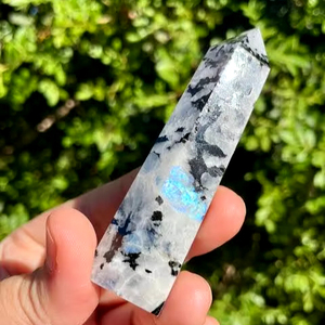 Arc-en-ciel pierre de lune tour cristal poli blanc et noir 3-5 pouces Feng Shui énergie amour guérison artisanat spirituel - Product Image 1