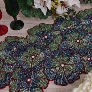 Chemin de table perlé fait main pour mariage – Décoration florale blanche et dorée - Product Image 2