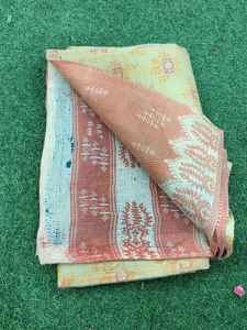 Vente de couvertures Kantha vintage indiennes traditionnelles en tissu 100% coton, confortables et durables, avec motifs de patchwork de couleurs variées - Product Image 2