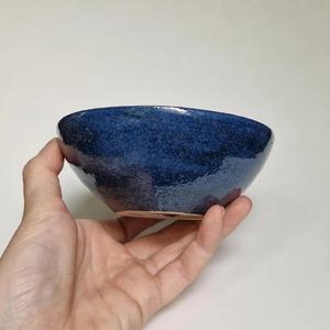 Tazón de Cerámica para Ensalada con Acabado Índigo, Forma Curva Contemporánea, Interior Brillante, Duradero, Apto para Alimentos, Ideal para Servir Pasta y Arroz - Product Image 3