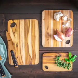 Planche à découper en bois artisanale avec poignée, durable et lavable au lave-vaisselle, pour couper les fruits, les légumes, la viande, le poisson - Product Image 5