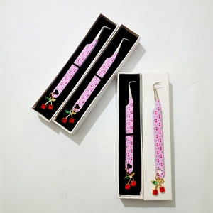 Pince à épiler GETUP BROSONS IMPEX en acier inoxydable, 90 degrés, design recouvert de papier cerise, pointe lisse argentée, motif cœur découpé - Product Image 3