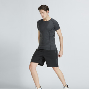 Shorts de sport pour homme Ishaq, noirs, à séchage rapide, respirants, taille élastique, cordon de serrage, poches zippées, logo sur le devant, couleur unie, tricotés - Product Image 3
