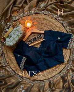 Sari de Seda Lujoso con Adornos Originales Glamurosos Hechos a Mano y Blusa con Cuentas a Juego, Prenda Étnica de Moda - Product Image 3