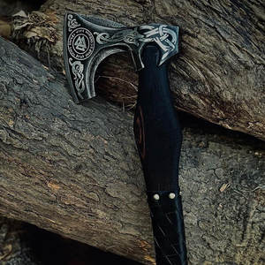Hache viking gravée sur mesure de qualité industrielle avec manche en bois foncé et lame en acier au carbone pour le camping en plein air, la survie et la présentation - Product Image 4