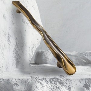 Poignée de meuble sculpturale ondulée, finition dorée, tirette de tiroir incurvée, quincaillerie décorative pour meubles - Product Image 1