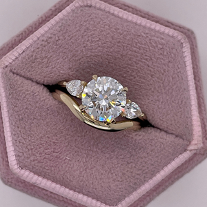 Anillo de compromiso de tres diamantes cultivados en laboratorio de corte redondo de 2 TCW y piedras laterales en forma de pera, oro amarillo de 14k y banda a juego - Product Image 6