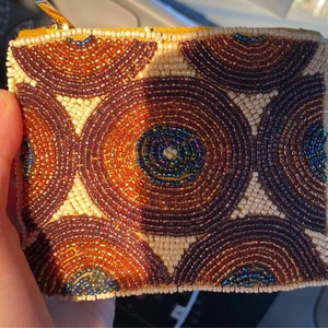 Monedero único con cuentas de semillas y motivos coloridos, diseñado para quienes aprecian los accesorios artísticos. - Product Image 4