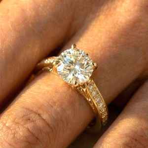 Bague de fiançailles en diamant rond cultivé en laboratoire, style cathédrale vintage, or jaune 14 carats, cadeau d'anniversaire pour partenaire - Product Image 6