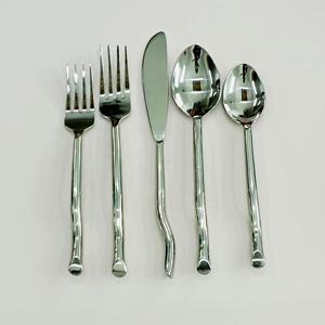 Increíble aspecto súper moderno de acero inoxidable, metal plateado brillante, diseño de ramita de árbol, mango, juego de cubiertos chapados en plata - Product Image 1