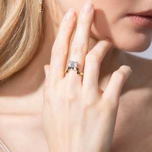 Anillo de compromiso de oro de 14K y 18K con diamante cultivado en laboratorio de corte esmeralda de 2 quilates, engaste de púas oriental y occidental, bandas solitarias arquitectónicas escalonadas, venta al por mayor - Product Image 2