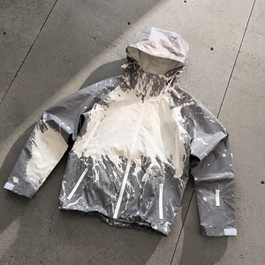 Veste softshell thermochromatique en nylon tissé sur mesure avec fermeture éclair et capuche pour homme, changeant de couleur, réactive à la chaleur, imperméable - Product Image 1
