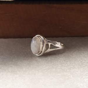 Bague vintage style bohème SHYAM JEWELRS en argent sterling 925 plaqué argent avec cabochon ovale en pierre de lune arc-en-ciel naturelle sertie clos - Product Image 5