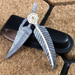 Couteau de chasse pliable artisanal en acier Damas avec étui en cuir |   Cadeau parfait pour lui |   Cadeau d'anniversaire - Product Image 2