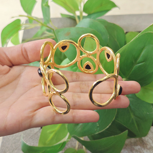Brazalete de Lujo con Ónix Negro en Forma de Trillón, Joyería de Latón Sólido con Baño de Oro de 18k, Diseño Hueco Ajustable - Product Image 6