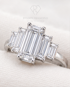 Anillo de Diamantes de Lujo con Cinco Piedras de Corte Esmeralda, Oro Blanco de 18K, Diamantes Cultivados en Laboratorio, Anillo de Aniversario Nupcial Elegante con Facetas de Corte Graduado - Product Image 5