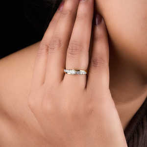 Purecarat Anillo de Compromiso de Diamante Redondo con Pave Yellow Gold Band Solitario con Acentos - Product Image 5