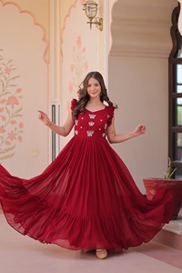 Robes Anarkali pour femmes, dernières tendances, pour mariages et festivals, avec broderies lourdes de sequins et de perles multicolores, en tissu Faux Blooming. - Product Image 2