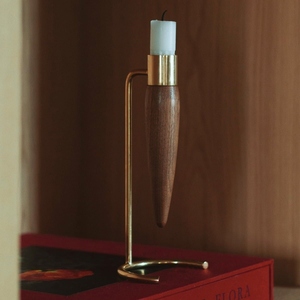 Élégant porte-bougie en bois et métal doré avec un design suspendu en forme de goutte et un support incurvé pour une décoration de table moderne - Product Image 2