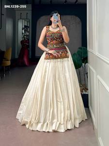 Ropa para festivales: Lehenga blanco de algodón Cora con diseño sólido y ampliamente vuelto, blusa estilo corsé con bordado estilo Kutchhi. Exportador indio. - Product Image 2