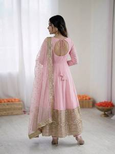 ชุดเดรส Anarkali สีชมพูประดับตกแต่งสไตล์ปากีสถาน พร้อมผ้าคลุมไหล่แบบหนา สไตล์ Banarasi สำหรับงานแต่งงานและงานเทศกาลสำหรับผู้หญิง - Product Image 3