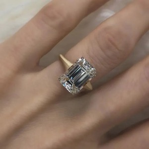 Bague de fiançailles solitaire en diamant de laboratoire taille émeraude 2 carats, bord biseauté, bande en or mat, griffes en platine, certifiée IGI, 14K - Product Image 5