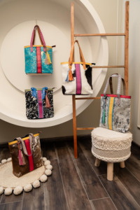 Sac fourre-tout multicolore en cuir de vachette à la mode western avec petit pompon turquoise métallisé sacs à provisions pour femmes - Product Image 5