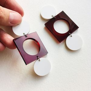 Boucles d'oreilles en résine faites à la main avec un design artistique moderne, bijoux légers et originaux pour femmes, décoratifs et colorés - Product Image 6