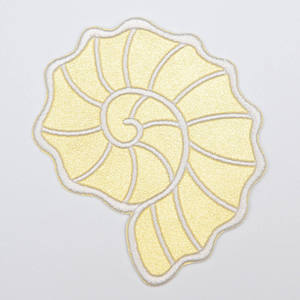 Parches bordados personalizados del fabricante, insignias de tela de lona cómodas para coser, con bordado de resina en forma de corazón para sombreros - Product Image 3