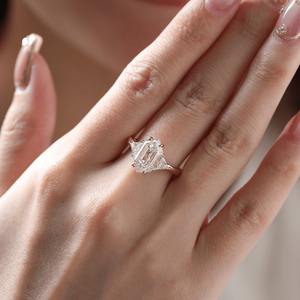 Bague tendance pour femme en or jaune 14 carats avec diamant de laboratoire hexagonal allongé de 3 carats et pierres latérales triangulaires - Product Image 2