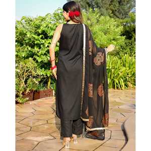 Conjunto de Traje Pintado a Mano en Color Negro, Talla XS, Marca Manya - Product Image 3